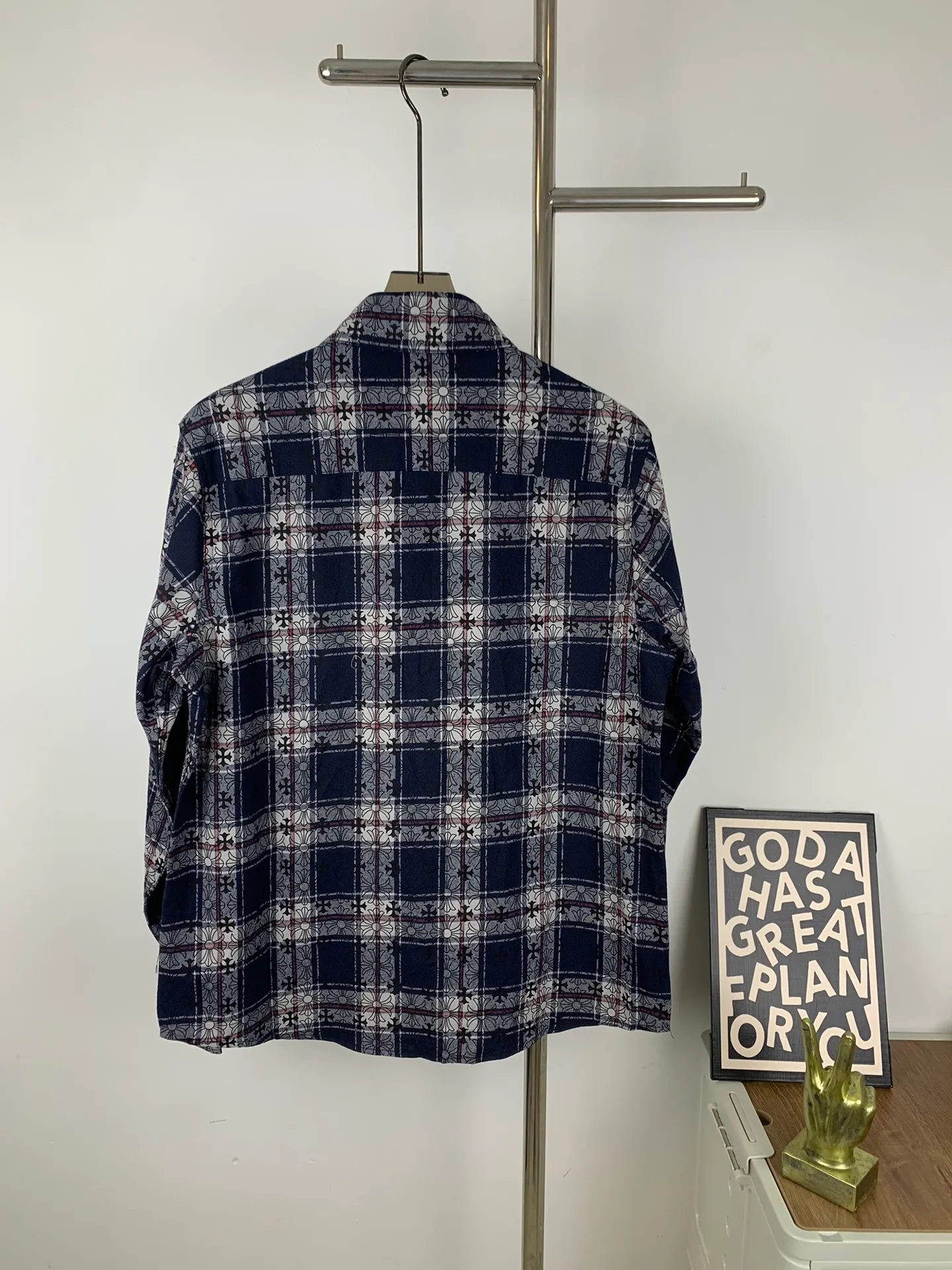P220 Style No. G733 Chrome Hearts classic cashew flower cross all-over printed jacquard long-sleeved top casual shirt for couples 1️⃣Customized original jacquard fabric, high-quality pure cotton jacquard plaid fabric, soft and comfortable to the touch, a very high-quality fabric! 2️⃣The details of the workmanship are perfectly controlled. The lining is made of vest hemming, and the cuffs are made of double cross leather labels. It is different from the ordinary version. The collar is also designed with interlining, which shows high-end fashion and personality. The style is fashionable, simple and elegant, and it is a very versatile jacket! 4⃣️Complete accessories, all customized with original versions! Same style for men and women Color: Purple Red Size: S M L XL
